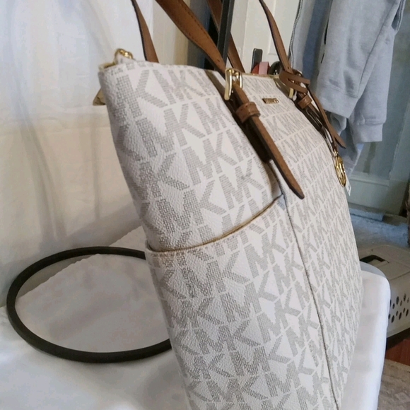 Michael Kors Jet Set MD Saffiano Leather Tote Handbag In VANILLA/LUGG - Picture 4 of 14